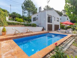 奥利维拉Welcoming Villa in Olivella with Swimming Pool的房屋前的游泳池