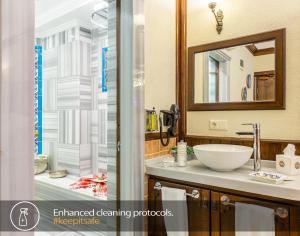 伊斯坦布尔老城最佳地段酒店 - 最佳团体酒店的一间带水槽和镜子的浴室