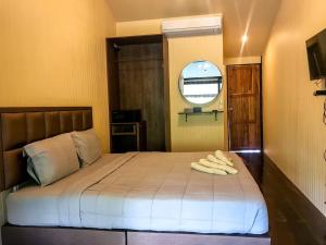 塞友Binlha Raft Resort的一间卧室配有一张床,上面有两条毛巾