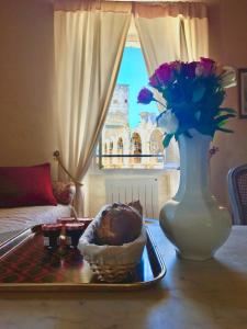 阿尔勒Appartement aux Arènes的一张桌子,上面放着面包盘和花瓶