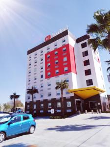 托雷翁Hotel Hi ! Torreon Aeropuerto-Galerías的停在酒店前的蓝色汽车