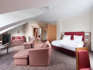 奥贝拉欣格哈钦格霍夫酒店的酒店客房配有一张大床和家具。