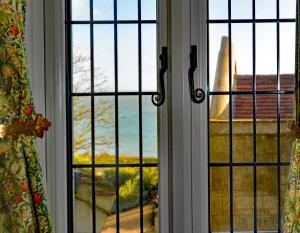 尚克林Haven Hall Hotel的享有海景的开放式窗户