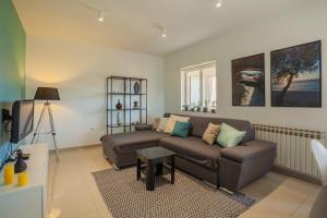 茨雷斯Apartman Petra的客厅配有沙发和桌子