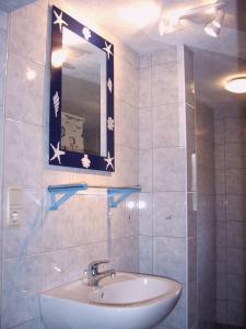 巴特Ostseeurlaub-Barth的一间带水槽和镜子的浴室