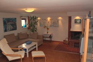 巴特Ostseeurlaub-Barth的客厅配有沙发和桌子
