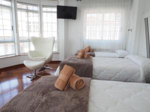 欧德鲁佐PR乌纳埃斯特雷亚多拉达酒店的一间带两张床和一张沙发的客厅