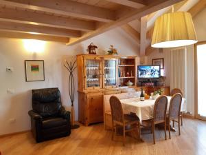 费德拉帕加内拉Cortalta Mountain Lodge的一间带桌椅的用餐室