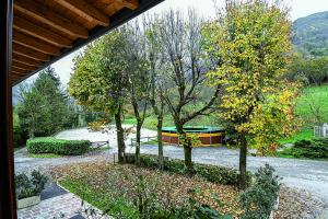 CeneAgriturismo Ippolita Lucchetti的享有树木和长凳的公园美景