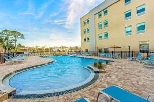 德斯坦La Quinta Inn & Suites by Wyndham Miramar Beach-Destin的大楼前的游泳池