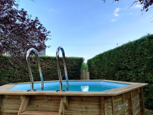 Savigny-en-véronLV Holidays 2的花园内带3个金属水龙头的热水浴池