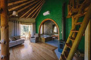 邦雷蒂鲁巴西库瑞卡酒店的客厅设有绿色的墙壁和木制楼梯