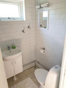 斯默根Stuga smögen的白色的浴室设有卫生间和水槽。