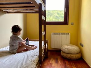 马尔蒂内特突利斯迪克卡帕托公寓的坐在床上看书的小孩