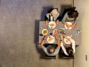 马尔蒂内特突利斯迪克卡帕托公寓的一群坐在餐桌上吃食物的人