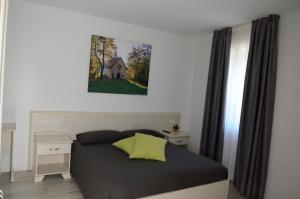 CampodennoAl Trifoglio的一间卧室配有一张带绿色枕头的床