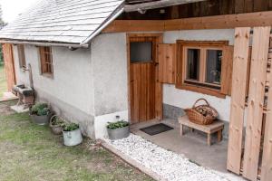 Srednja Vas v BohinjuHoliday House Franc的一座带木门和长凳的小房子