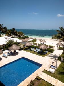 莫雷洛斯港Casa Frida的享有带游泳池和海滩的度假村景色