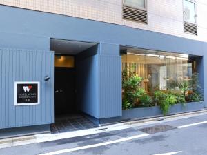 东京池袋永安国际酒店的建筑物的前门,上面有标志