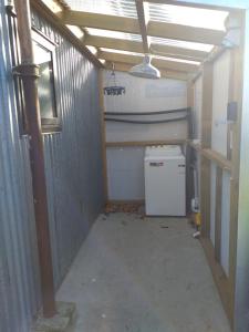 Eastern BushClifden Pitstop的车库内配有洗衣机和烘干机
