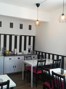 福森House LA Neuschwanstein Blick的厨房配有白色的桌椅以及黑白条纹