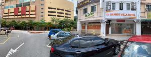 芙蓉Orange Villa Hotel Near Palm Mall Seremban的停在停车场的一群汽车