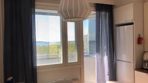 凯米Two bedroom apartment with view to the sea Free parking的客房设有窗户和吊灯。