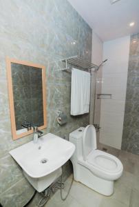 TalibonSoi Suites的浴室配有白色卫生间和盥洗盆。