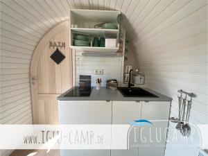 RiolIglu Camp Triolago的厨房设有拱门和台面
