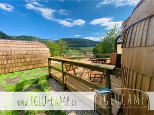 RiolIglu Camp Triolago的一个带长凳和谷仓的甲板