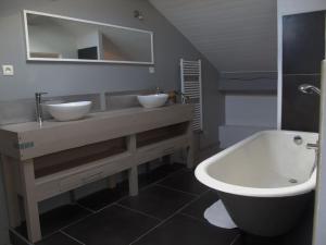勒布伊乐伊辟克里姆住宿加早餐旅馆的浴室配有两个盥洗盆和浴缸。