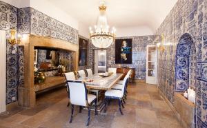 里斯本Casa dell'Arte Club House的一间拥有蓝色和白色墙壁、桌子和椅子的用餐室