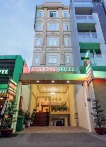 胡志明市Minh Hoang Hotel的前面有标志的酒店