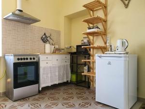瓦伦扎Casa soggiorno il Quetzales的厨房配有炉灶和冰箱。