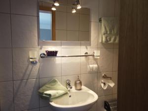 Rengsdorf沃尔德大街酒店的白色的浴室设有水槽和镜子