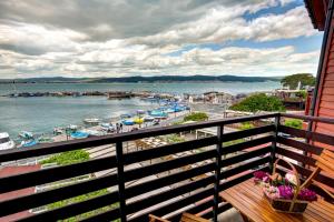 内塞伯尔Panorama Blue Family Hotel的享有水景和船景的阳台