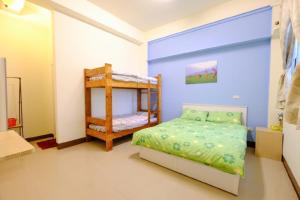 台东美泰の民宿的一间卧室配有一张双层床和一张双层床。