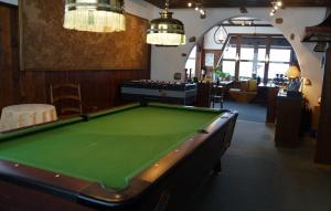 因特拉肯贝亚图斯酒店的酒吧里一张台球桌,配有一张绿桌