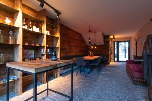 波斯特尔Innerbachlerhof - Mut的一间带桌子的客厅和一间餐厅