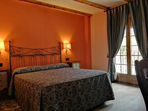 塞普尔韦达Hotel Rural & SPA Puente del Duratón的一间卧室设有一张床和一个大窗户