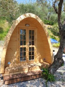 莱里奇Campeggio Gianna Golfo dei Poeti的树前有大窗户的小木棚