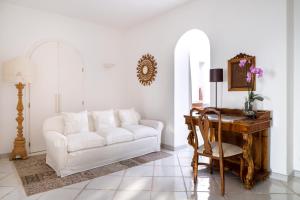 伊斯基亚Luxury Relais Villa Magdalena的客厅配有白色的沙发和桌子