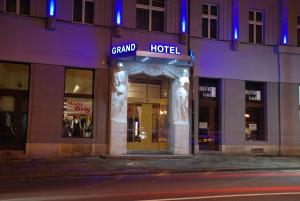 赫拉德茨 - 克拉洛韦格兰德酒店的城市街道上的宏伟酒店