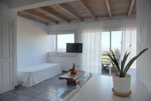 拉萨维纳Apartamentos Vista Vedrá的白色的客房配有一张床和一张桌子