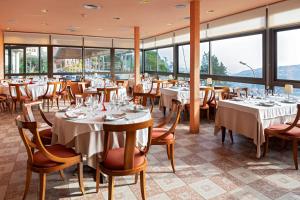 科贝拉罗布里加Can Fisa Hotel & Apartments的餐厅设有桌椅和窗户。