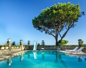 伊斯基亚Luxury Relais Villa Magdalena的一座有树的游泳池