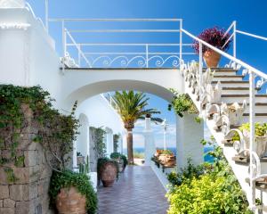 伊斯基亚Luxury Relais Villa Magdalena的享有带楼梯和植物的房屋的外部景致