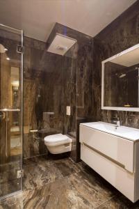 布德瓦Hotel WOW的一间带水槽、卫生间和淋浴的浴室
