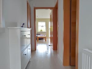 维滕Ferienwohnung *Haus Ose*的厨房配有白色冰箱和走廊