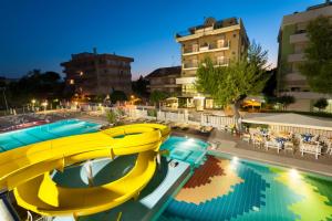 米萨诺阿德里亚蒂科Hotel Caravel B&B的一座酒店游泳池,设有黄色滑梯